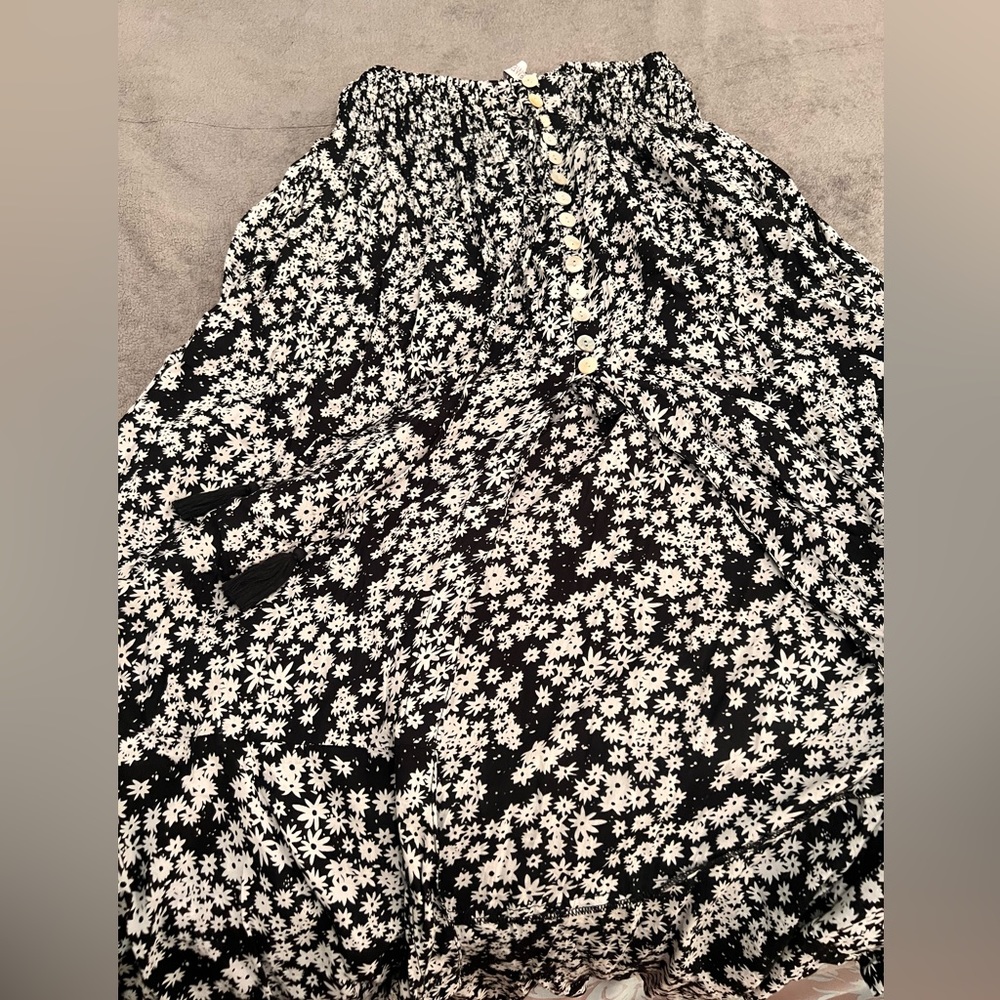 Tiare Hawaii Dakota Skirt- black and white flowers man made